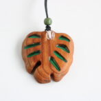 木製モンステラと水晶のネックレス