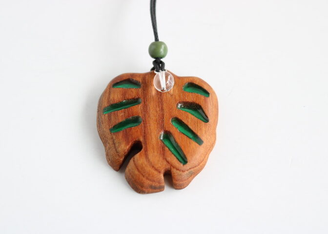 木製モンステラと水晶のネックレス