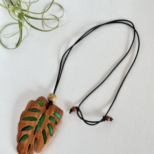 【木製】モンステラ型　ロングネックレス　