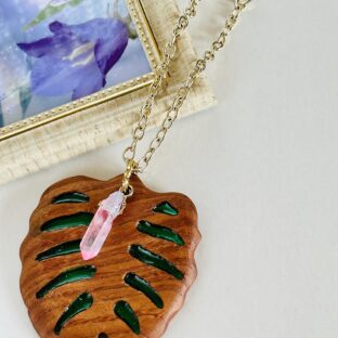 【木製】モンステラ型とクリスタル　バックチャーム