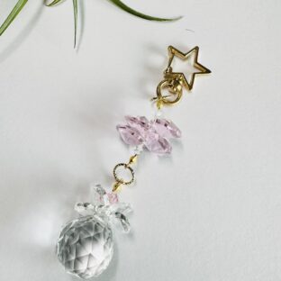 サンキャッチャーのキラキラ星型のチャーム
