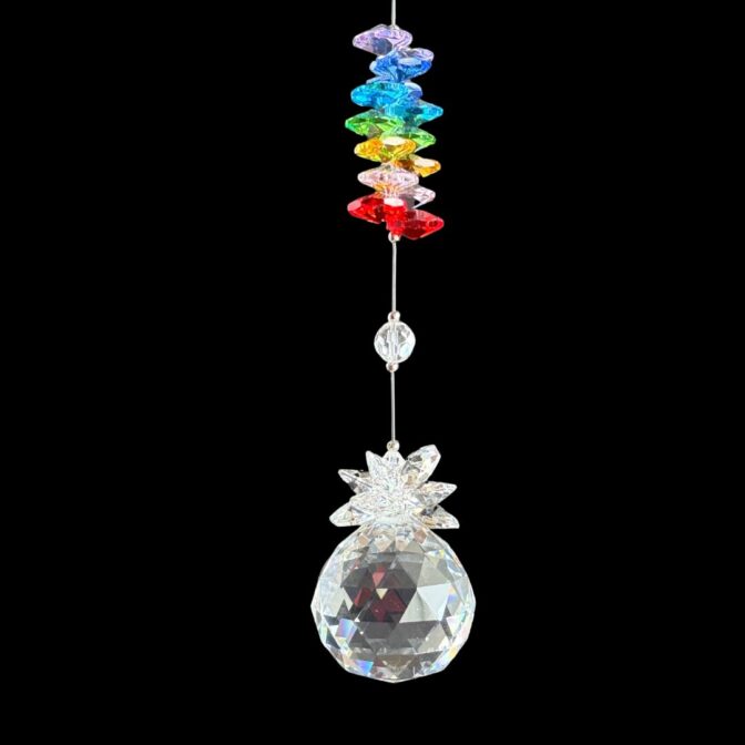 月形チャームと七色カラーが輝くサンキャッチャー/サンキャッチャー部分とチャクラカラー配列