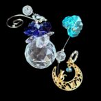 かわいい猫が三日月の上で見上げているサンキャッチャー