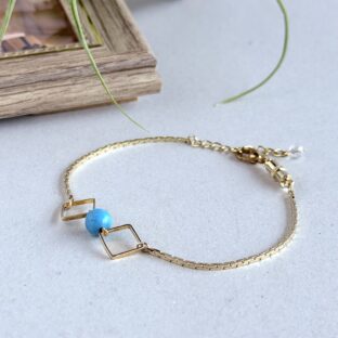 プチターコイズと飾り四角のブレスレット