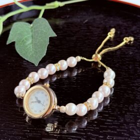プラスチックパールの大人可愛いブレスレットウォッチ