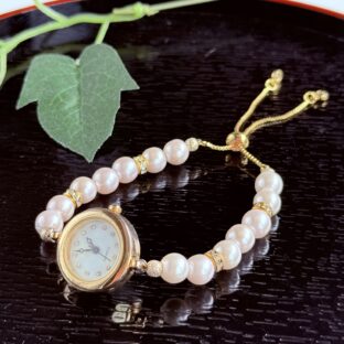 プラスチックパールの大人可愛いブレスレットウォッチ